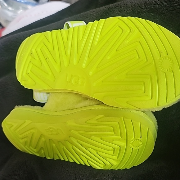 Girls ugg slippers - Picture 2 of 3